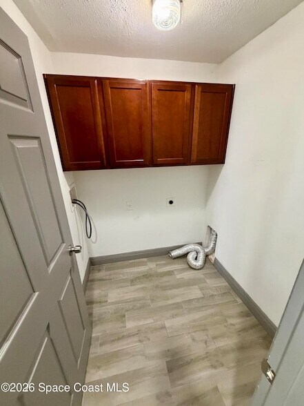 Building Photo - 915 Twisting Branch Ct