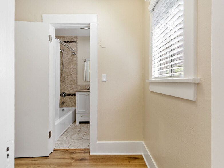 Building Photo - 1460 Gaviota Ave