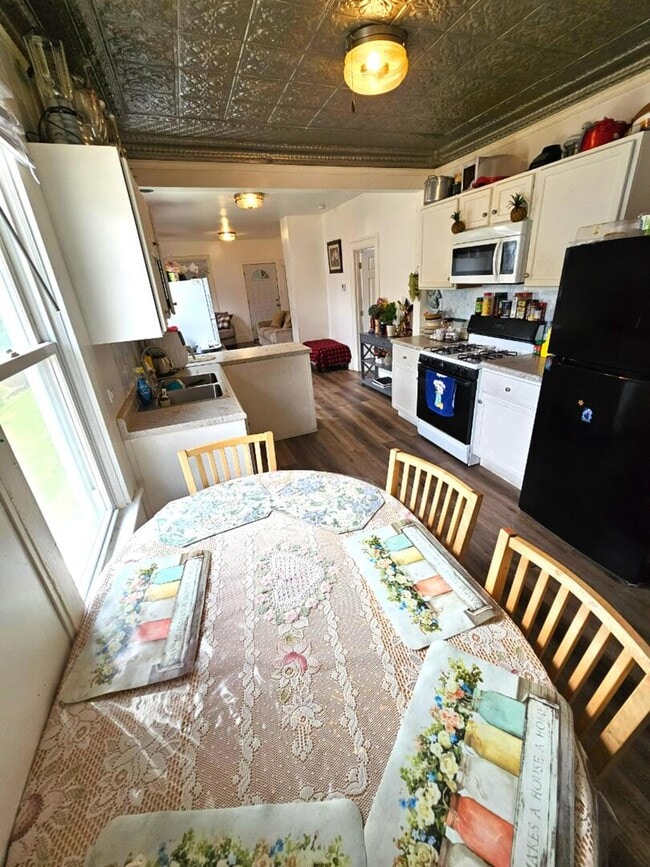 Building Photo - 454 S Des Plaines St