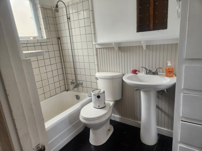 Building Photo - 1217 Girard Blvd NE