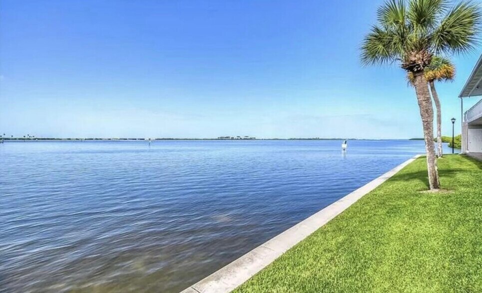 Building Photo - 8811 Bay Pointe Dr
