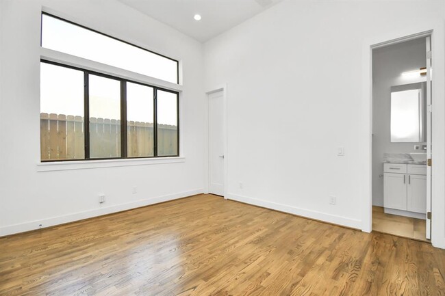 Building Photo - 732 W 22nd St