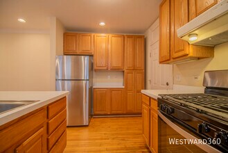 Building Photo - 7648 N Greenview-1N