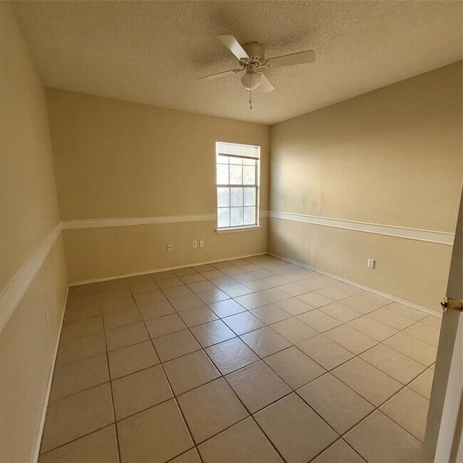 Building Photo - 1204 Cedar Oaks Dr