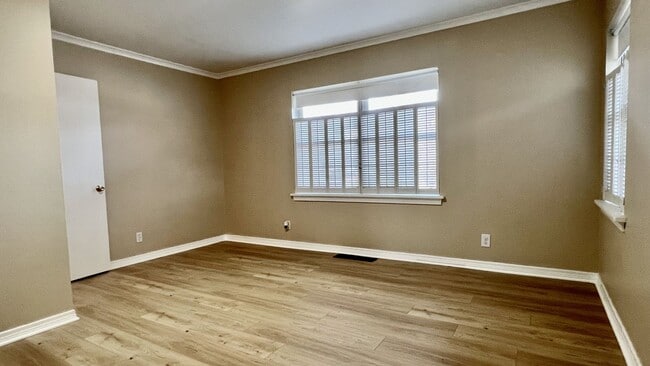 Building Photo - 1404 Melrose Dr