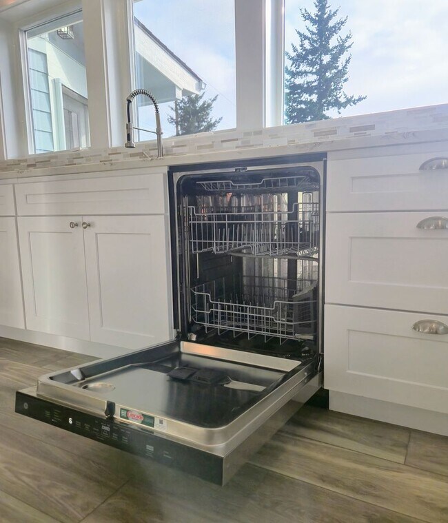 Building Photo - Newly Remodeled 2 Bedroom Home & ADU For R...