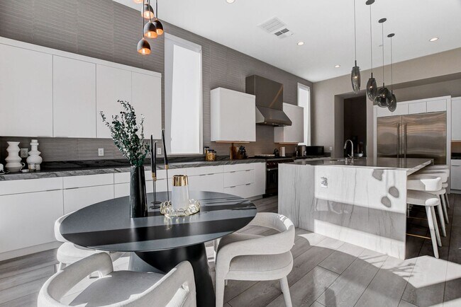 Building Photo - Mesa Ridge Luxury Oasis Feathertop