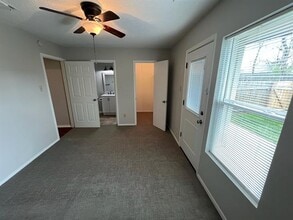 Building Photo - 4919 Lovell Ave