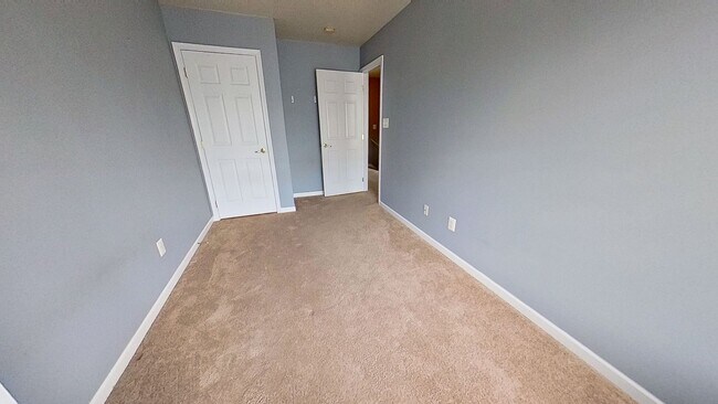 Building Photo - Spacious Townhouse