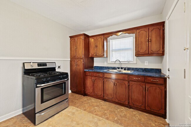 Building Photo - 2 bed 1 bath located in I35 SO. TO E. HOUS...
