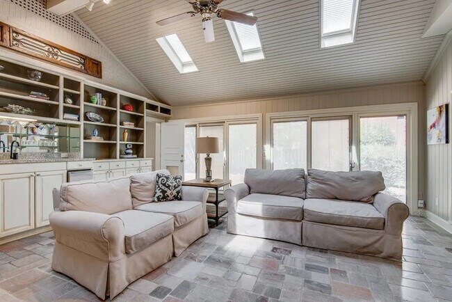 Building Photo - 107 Westover Park Ct