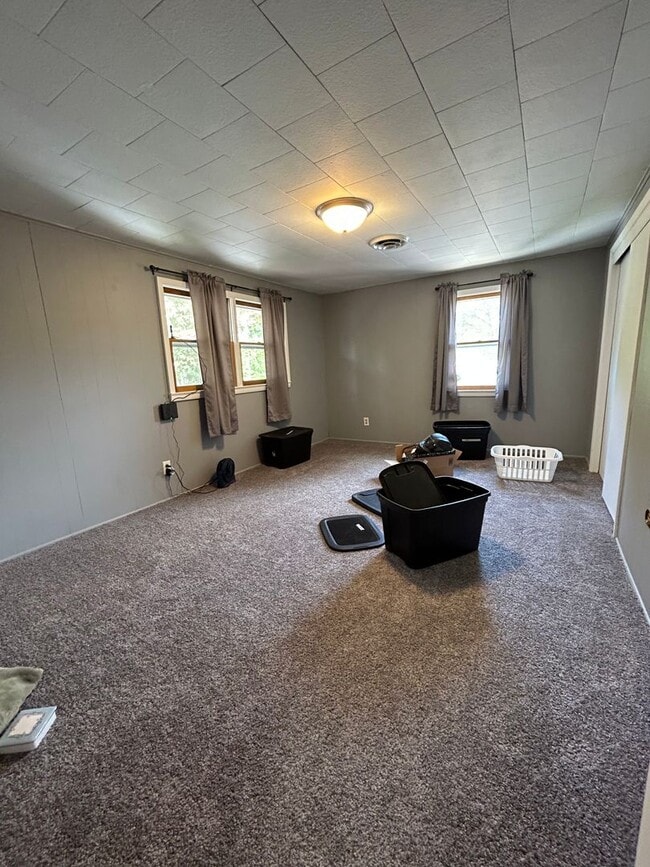 Building Photo - 5 Bedroom 3 Bathroom House in Weigent Hogan!