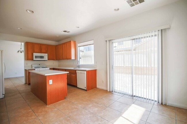 Building Photo - Cute 5 Bedroom Home with a 3 Car Garage!