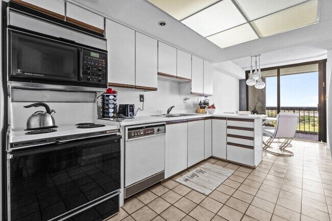 Building Photo - 1900 Consulate Pl