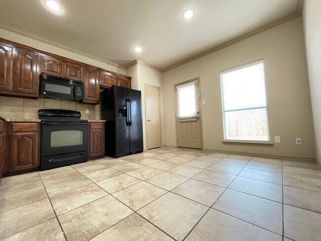 Building Photo - 4 Bedroom 2 Bath