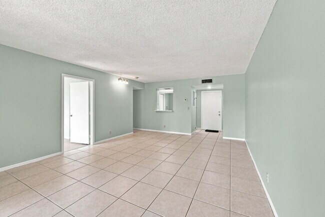 Building Photo - 950 NW 80th Ave
