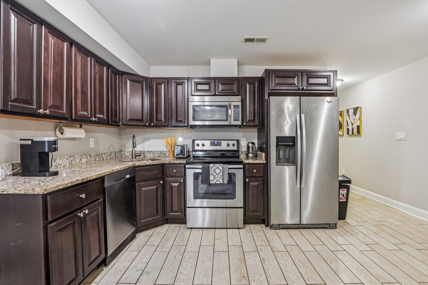 Building Photo - 1332 Levis St NE