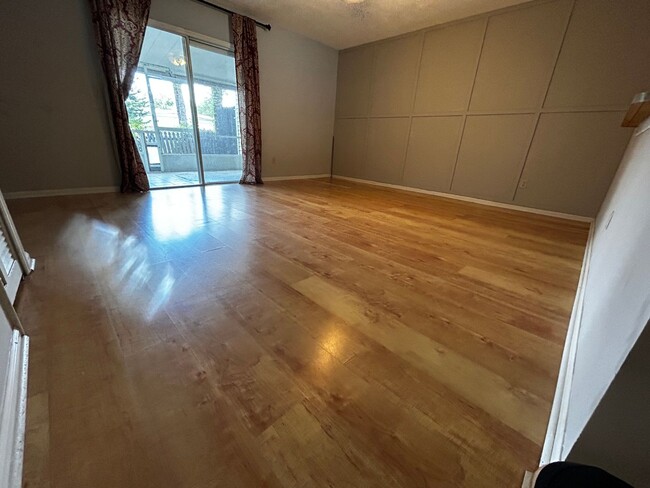 Building Photo - Now available! Ready-to-move-in townhome i...