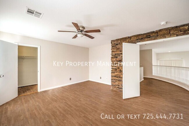 Building Photo - Beautiful 4 bedroom, 2.5 bathroom two-stor...