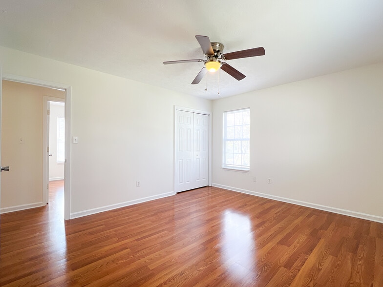 Primary Bedroom - 1451 N Delphine Ave