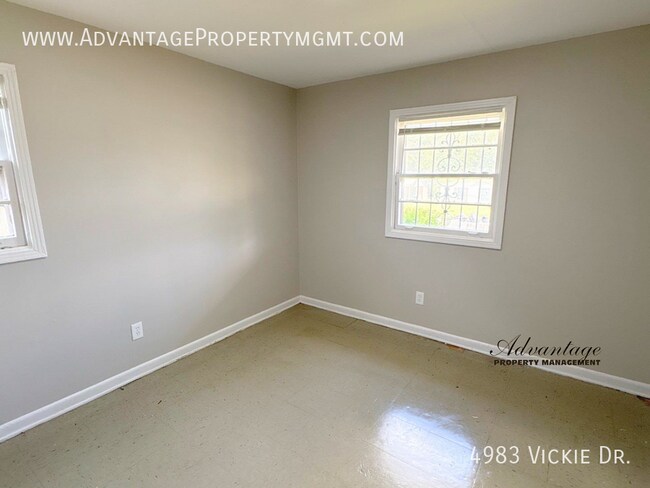 Building Photo - 4983 Vickie Dr