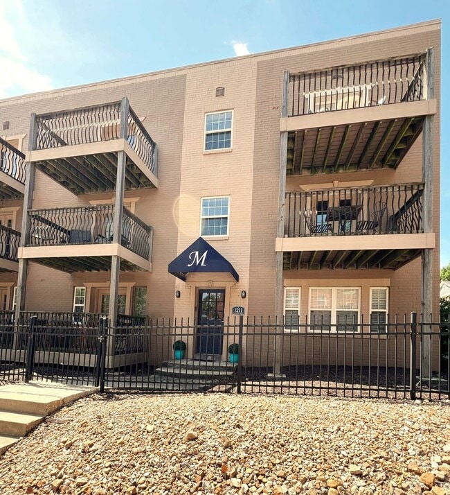 Building Photo - SEE IT NOW: Charming Updated Apartment with Private Balcony ~ $500 MOVE-IN SPECIAL!