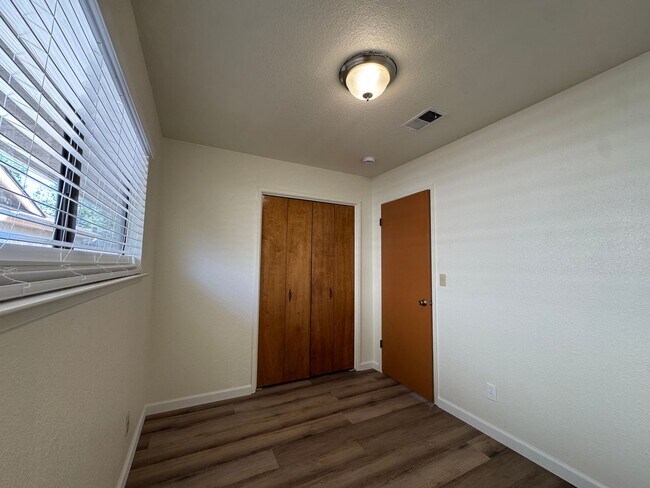 Building Photo - 657 W Escalon Ave