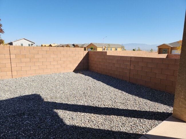 Building Photo - Beautiful 3br 2ba in the South Valley!