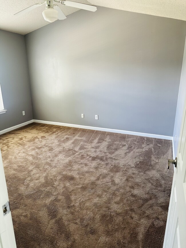 Building Photo - 338 Goldenrod Dr