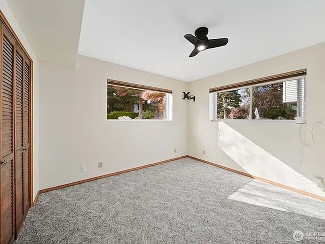 Building Photo - Luxury Home with Views, Maintained Pool and Yard. 5Bed, 3 Bath Great Location