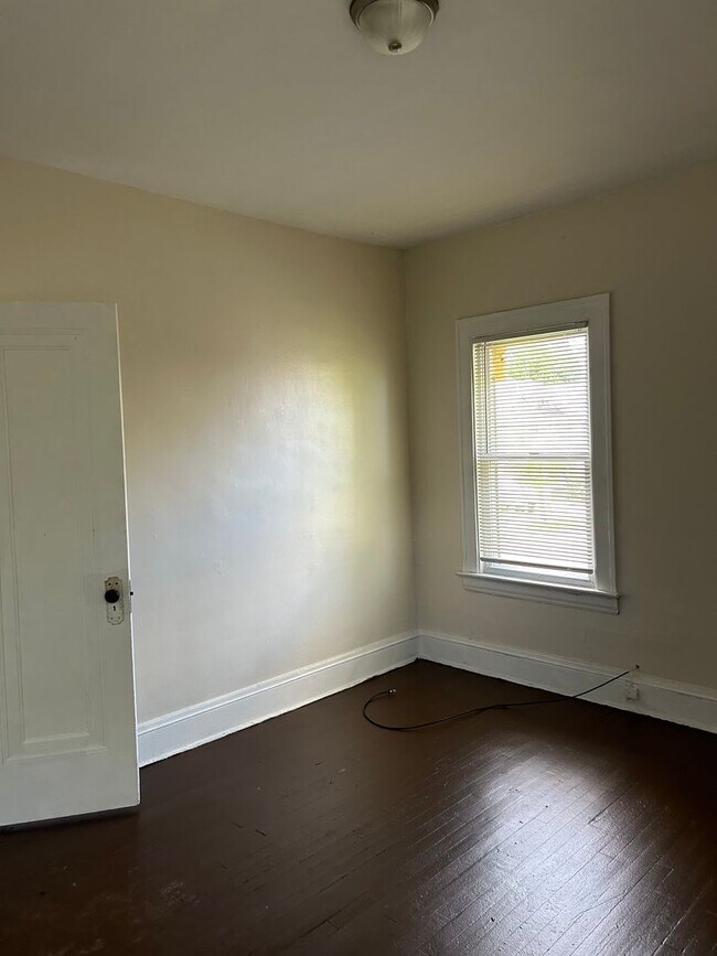 Building Photo - Spacious 3-Bedroom, 2-Bath First Floor  Ap...