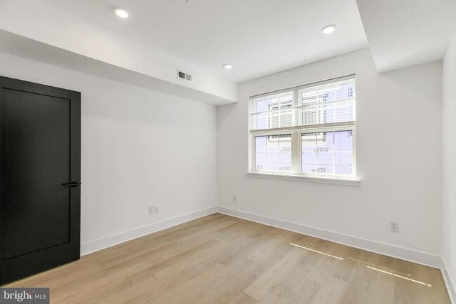 Building Photo - 3045 Richmond St