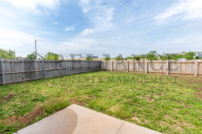 Building Photo - 2241 S White Oak Dr