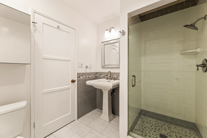 Building Photo - 2450 Hermosita Dr