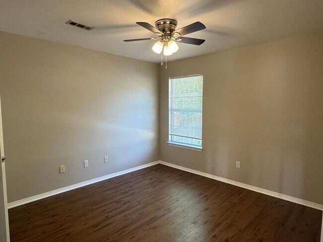 Building Photo - Just off Campus 8/15 Move In!