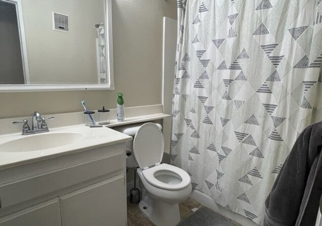 Building Photo - Updated 2nd Floor Corner Unit -3425 E. 15t...