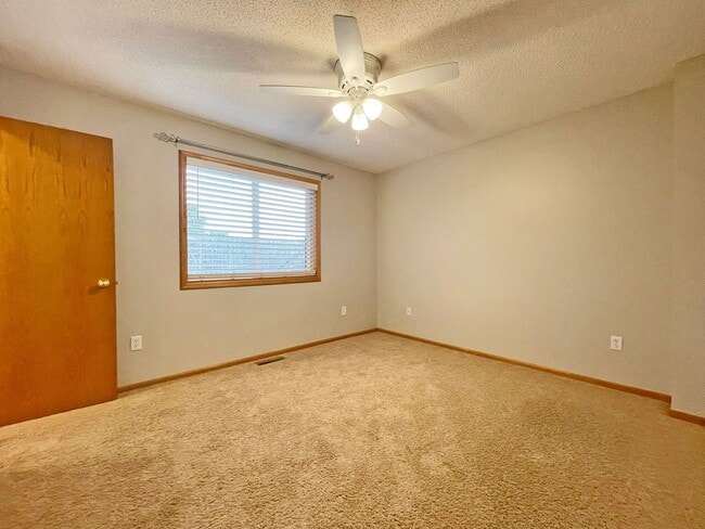 Building Photo - Sparkling Like New 3-Plus Bedroom with Vau...