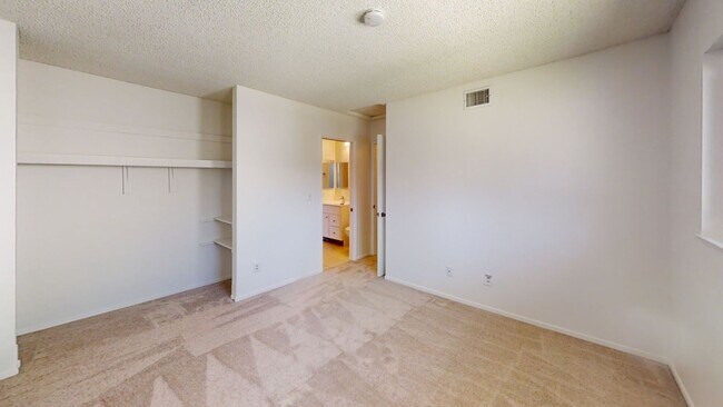 Building Photo - Spacious 4-Bedroom Home in the Heart of Or...