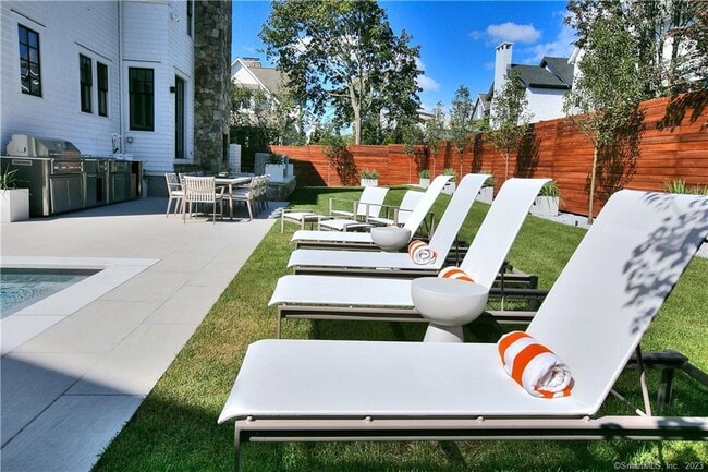 Building Photo - 18 Danbury Ave