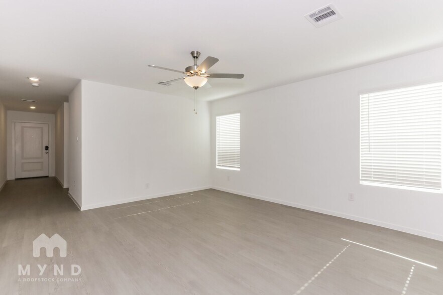 Building Photo - 2732 Ctr Crk Ln