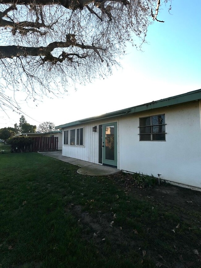 Building Photo - Charming 2-Bed, 1-Bath Condo in Kern City!