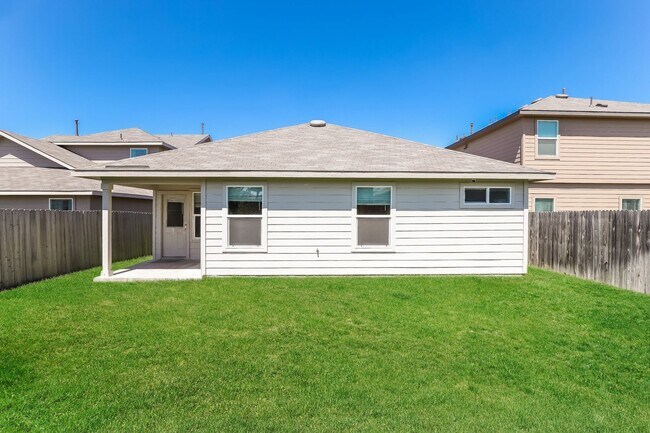 Building Photo - 4 Bedrooms- 11 miles from Lackland AFB