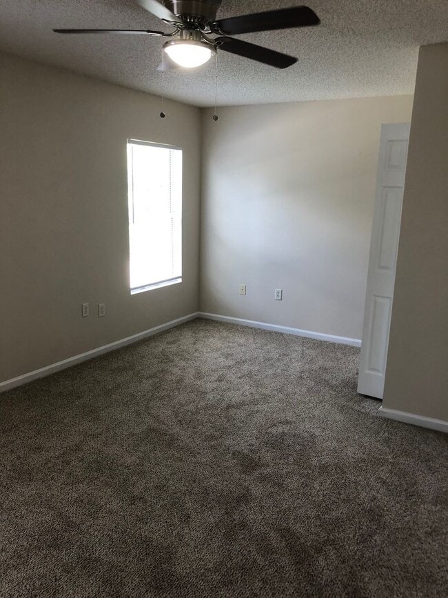 Building Photo - Large 5 Bedroom, 3 Bathroom Single Family Home