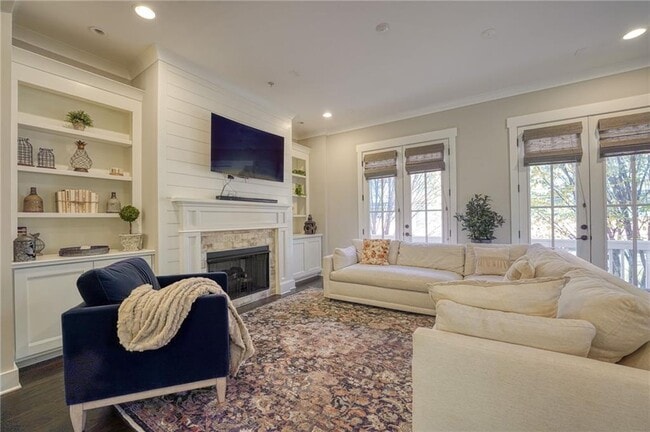 Primary Photo - 984 Memorial Walk SE