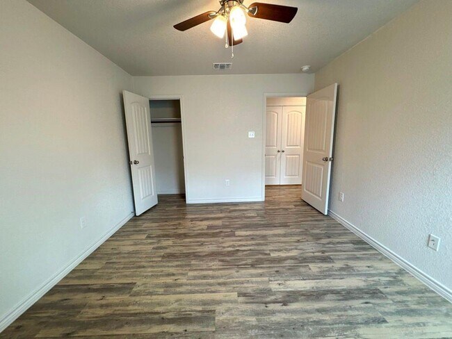 Building Photo - 205 Dolphin Dr