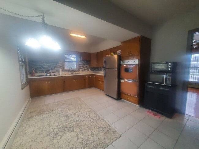 Building Photo - 3 Bedroom Single Family Home