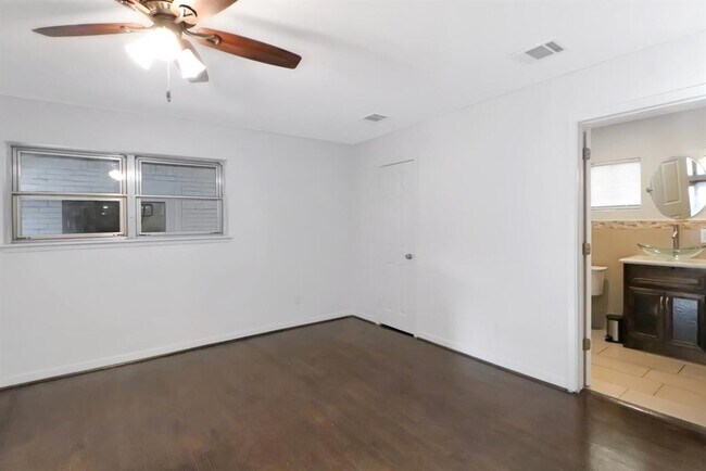 Building Photo - 5602 Sylmar Rd