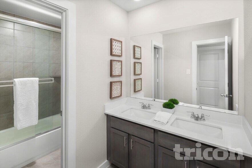 Building Photo - 9835 Willow Creek Commerce Dr