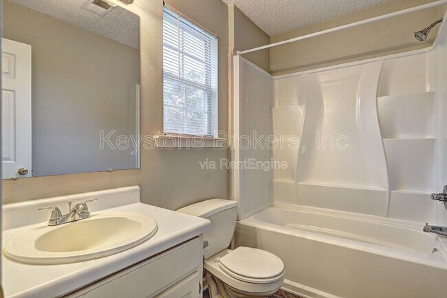 Building Photo - 1370 N Hampton Dr