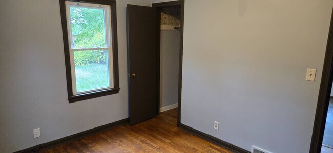 Building Photo - Charming 3 - Bedroom Property in Prime Location